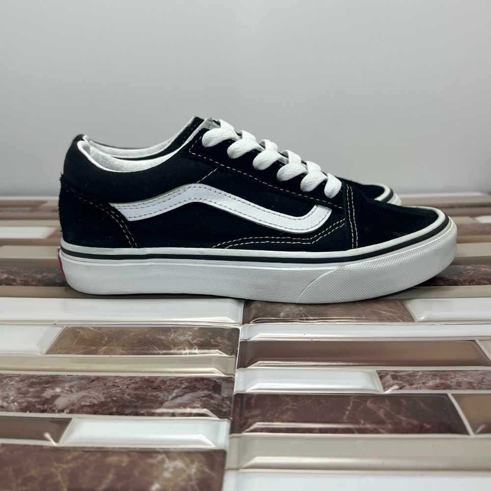 Kids Van's Old Skool Skate Shoe. Black and white size 3 unisex Boy or girl.